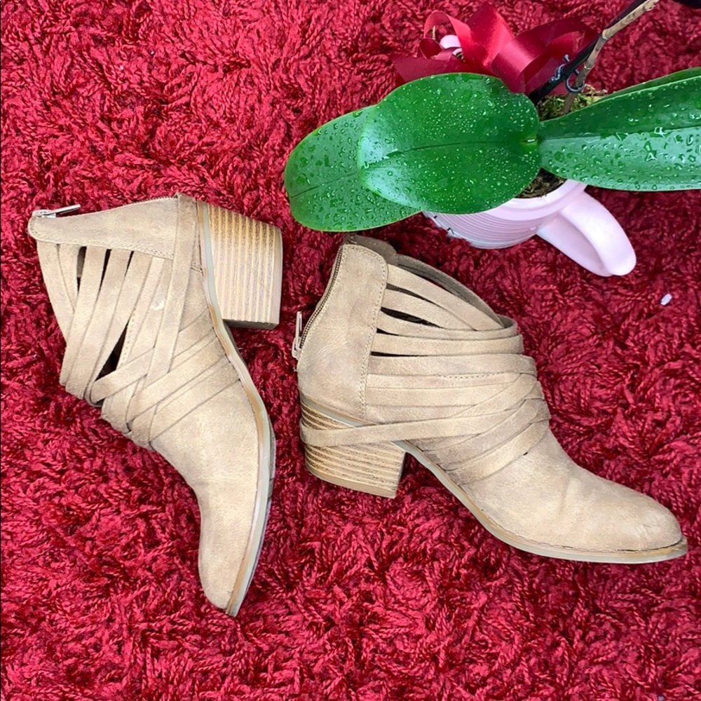 😁 Fergalicious Light Brown Booties